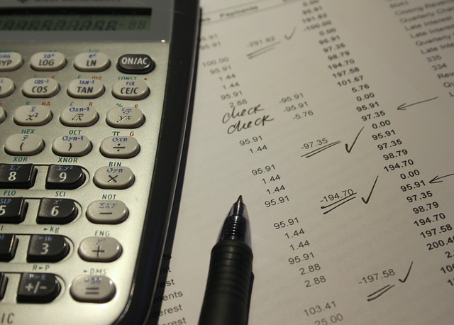 kalkulator, długopis i papier, rozliczenie podatku